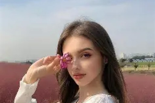 一位美丽时尚的妈妈和她的小女儿在浴室里玩耍